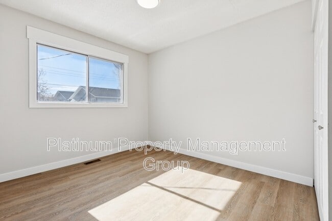 Building Photo - 4809-4852 52 St