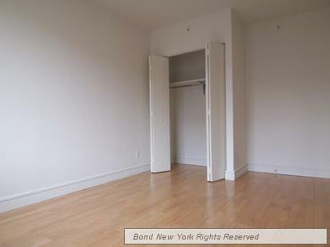 Foto del edificio - 323 W 96th St