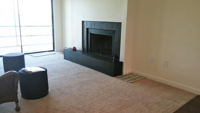Foto del edificio - 2/2 Lakefront Condo on Lake Fairview