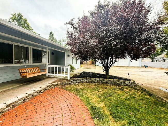 Building Photo - 400 Burgess St