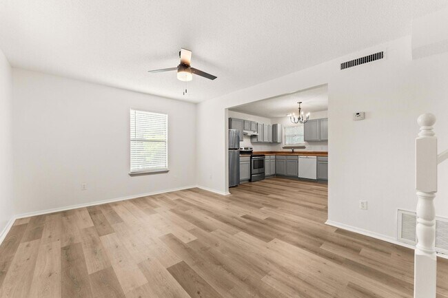 Foto del edificio - 15205 Cavalier Canyon Dr