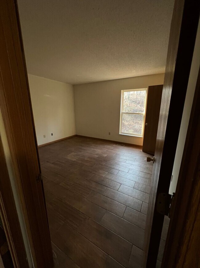 Foto del edificio - 4 bed 1.5 bath home close to I-44