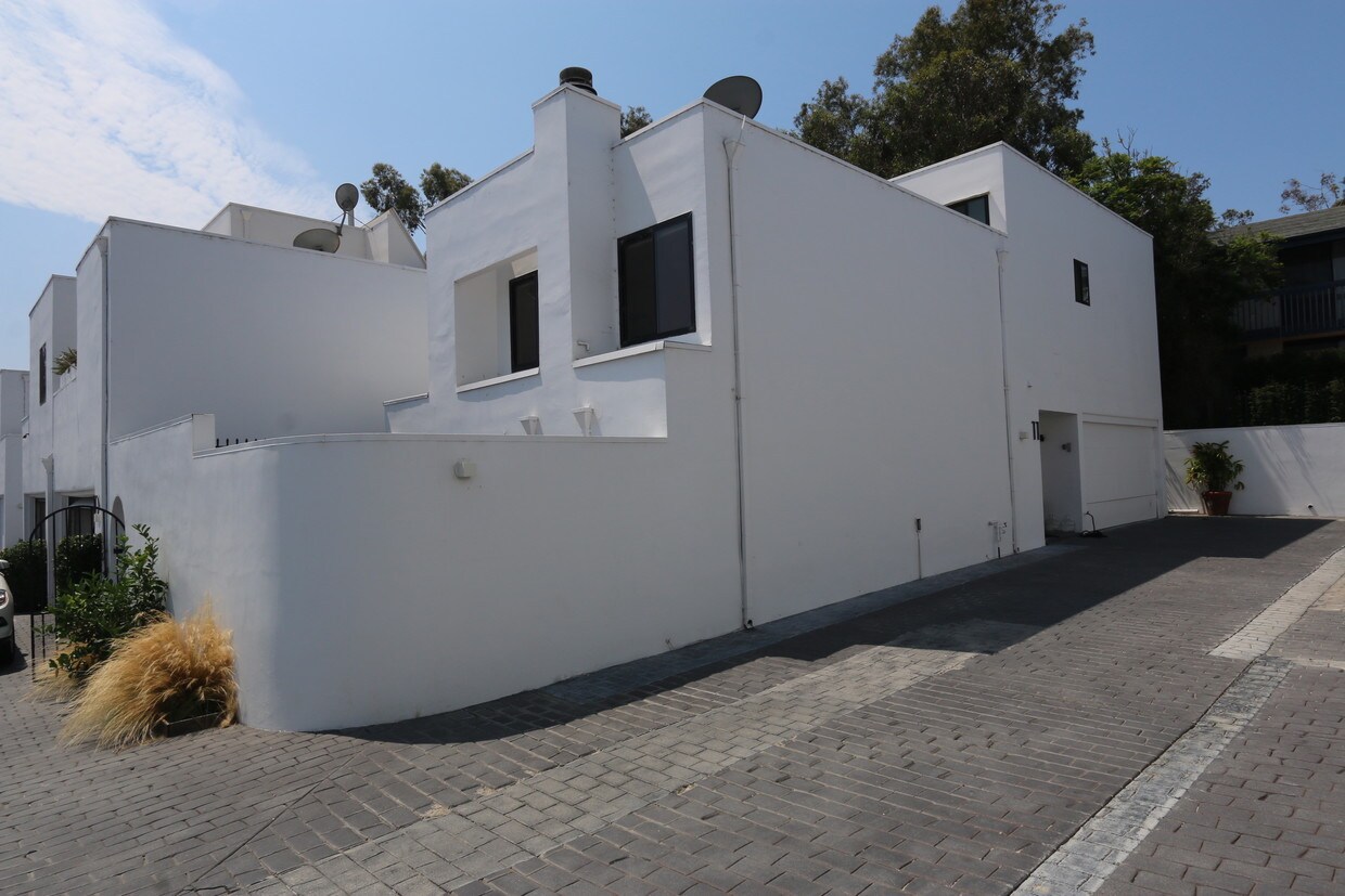 Primary Photo - 29221 Heathercliff Rd