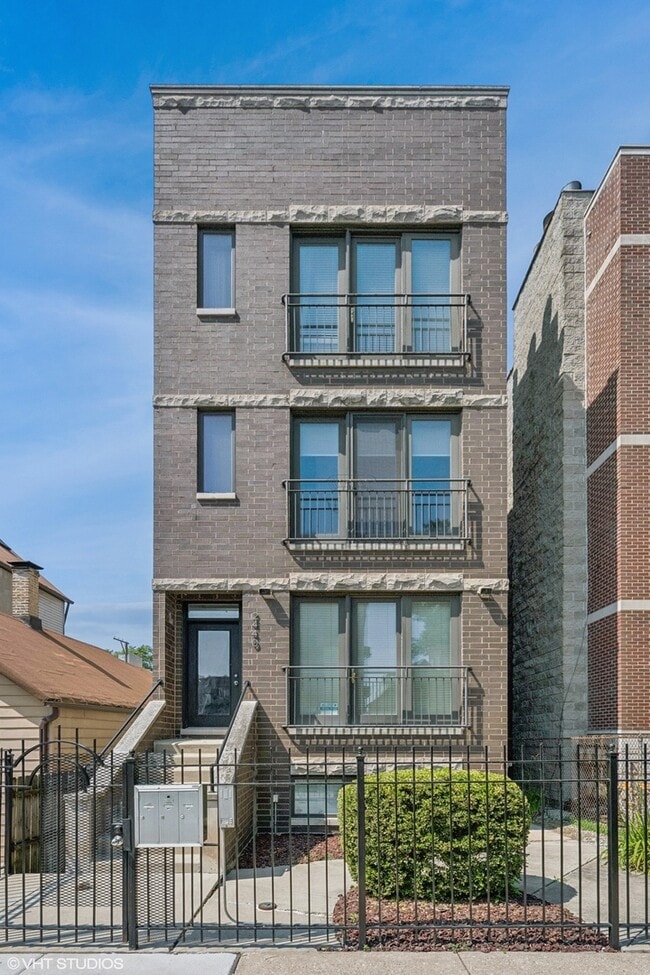 Building Photo - 2440 W Cortez St