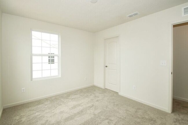 Building Photo - Like New 4 Bedroom in Westfield!
