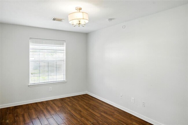 Foto del edificio - 706 Silver Cliff Ln