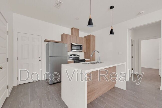 Building Photo - 1502 W Platinum Dr