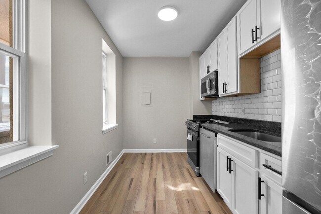 Foto del edificio - 223 N Patterson Park Ave