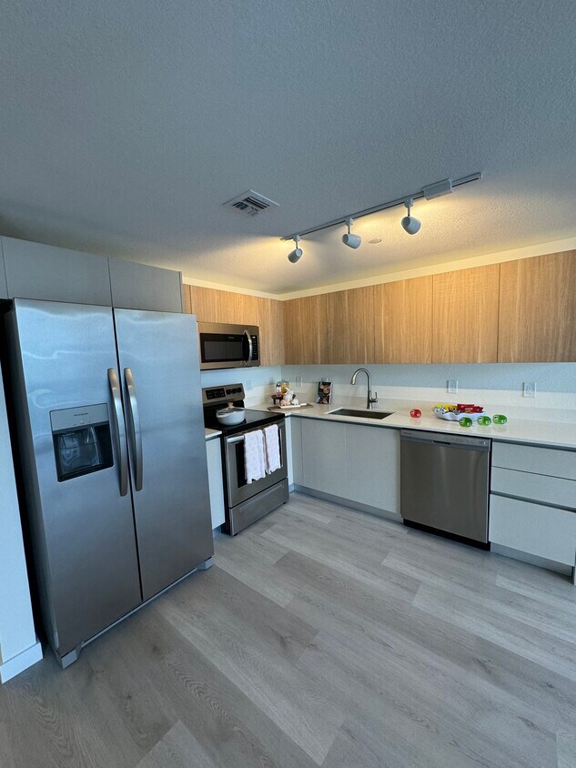 Foto principal - 7877 NW 105th Ave