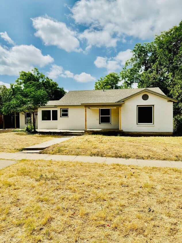 Foto principal - 675 E North 16th St