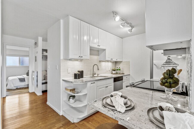 Foto del edificio - 1-Bed, 1-Bath 818sqft Condo in Capitol Hill for Rent — Parking, In-Unit Washer/Dryer & Space Need...