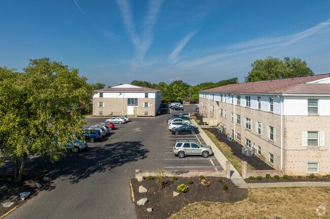 Building Photo - Flats on Tamarack
