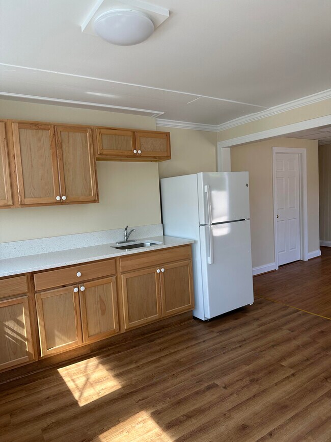 kitchen open to living area - 472 E King Rd