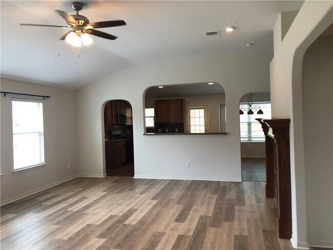 Foto del edificio - 300 Middle Creek Dr