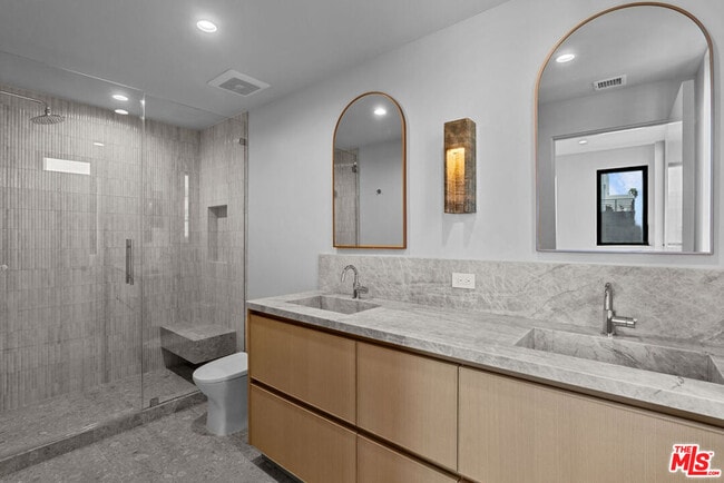 Building Photo - 426 Arnaz Dr