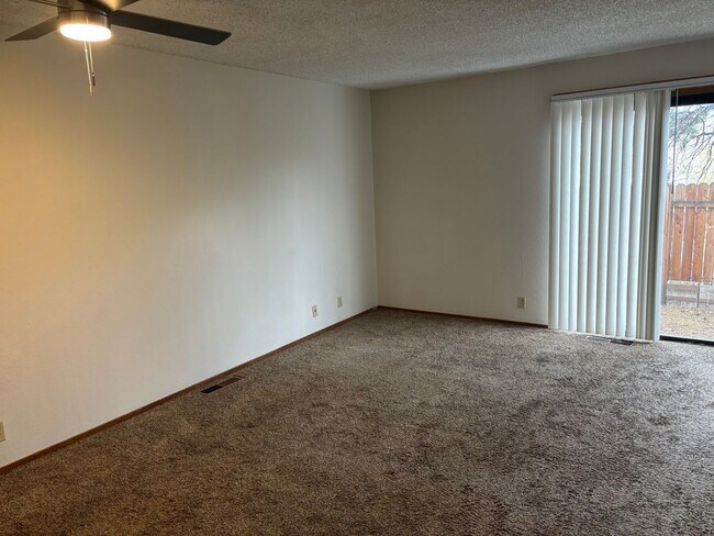 Foto del edificio - Townhouse in NW Reno