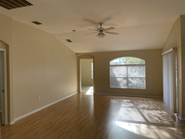 Foto del edificio - 3 Bedroom, 2 Bath Available Now in Beautif...