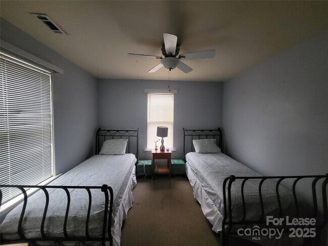 Foto del edificio - 13813 Holbrooks Rd
