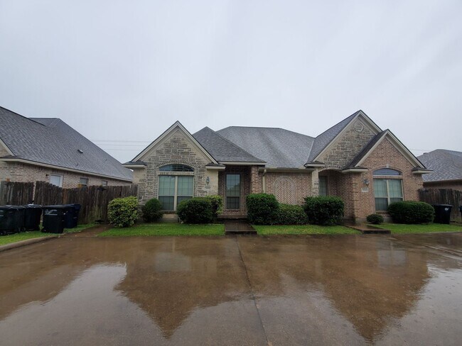 Foto del edificio - College Station - 3 Bedroom - 3 bath duplex with Fenced in Privacy Yard.