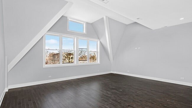 Building Photo - 4400 S Oakenwald Ave