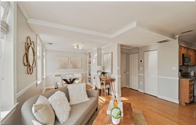 Building Photo - Georgeous 1br/1ba Pet Friendly Corner Unit...