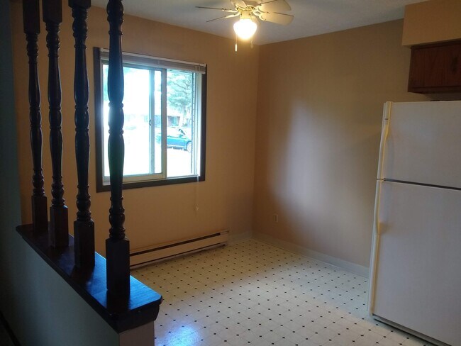 Eat in kitchen - 2378 Zircon St NE