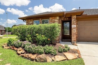 Building Photo - 15718 Whispering Green Dr