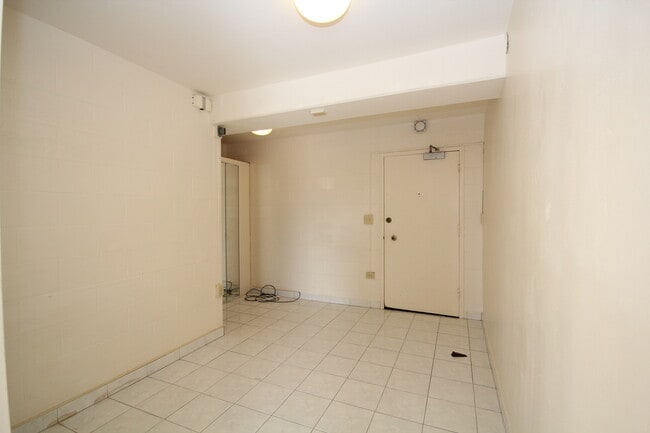 Building Photo - 1 bedroom, 1 bath, 1 Parking. End Unit! Am...