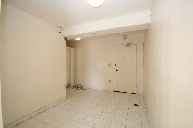 Foto del edificio - 1 bedroom, 1 bath, 1 Parking. End Unit! Am...