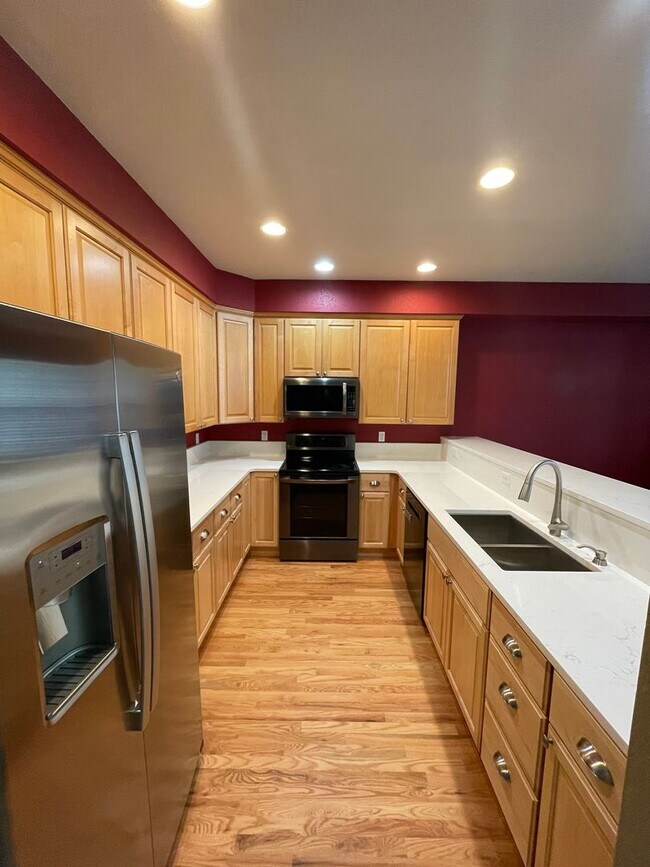 Foto del edificio - MOVE IN INCENTIVE $500 - 3BD/3BA Townhome ...