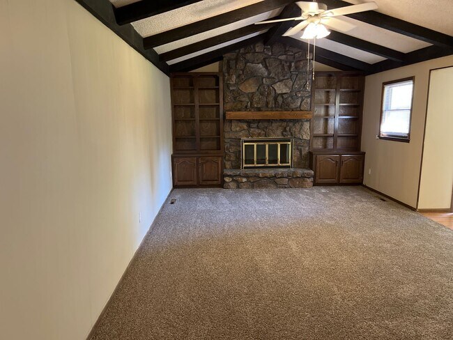 Foto del edificio - Spacious 3 Bedroom 2 Bath! Southeast! $1,495!