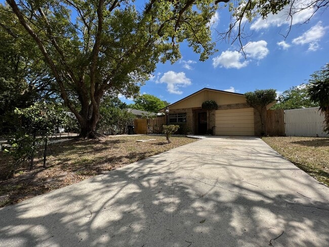 Newly Renovated 3/2 Home ~ Brand New Kitchen ~ Updated Bathrooms ~ Fenced Yard! - Newly Renovated 3/2 Home ~ Brand New Kitchen ~ Updated Bathrooms ~ Fenced Yard!