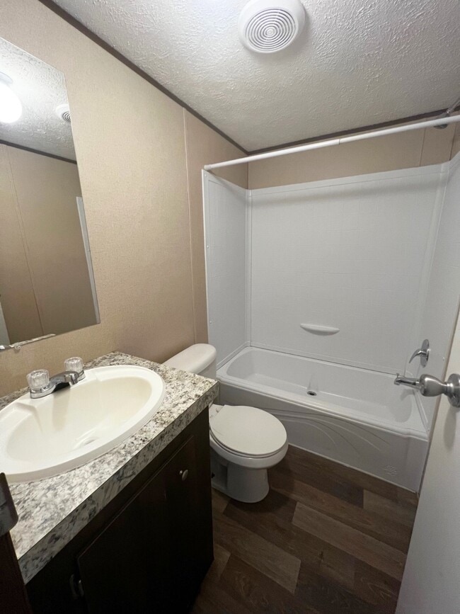 Building Photo - 1000 Maple Hls Pk