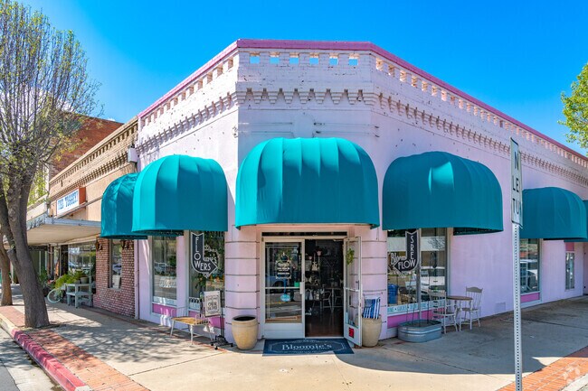 Bloomie's Floral Gifts is a full-service flower shop located in the Selma neighborhood.