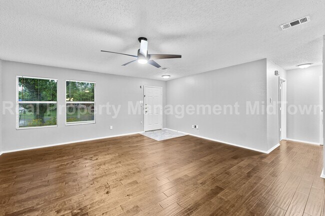 Building Photo - Charming 3-Bedroom Home in Arlington – Man...