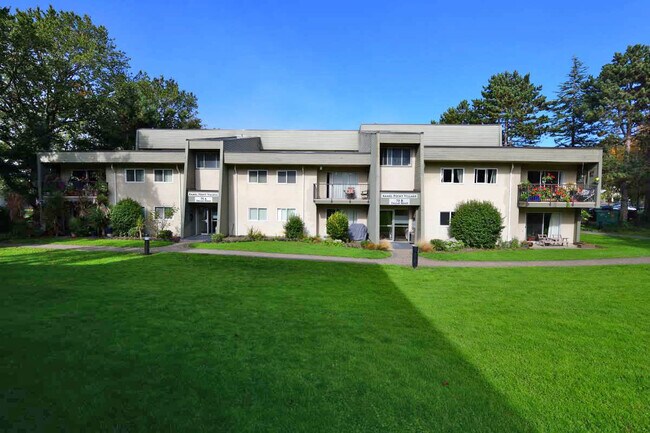 Photo du bâtiment - Kamel Point Village Apartments