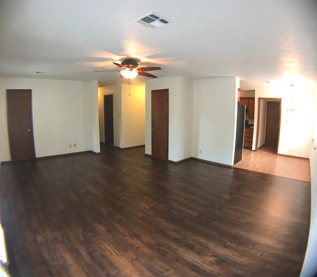 Photo - 1619 Village Dr House