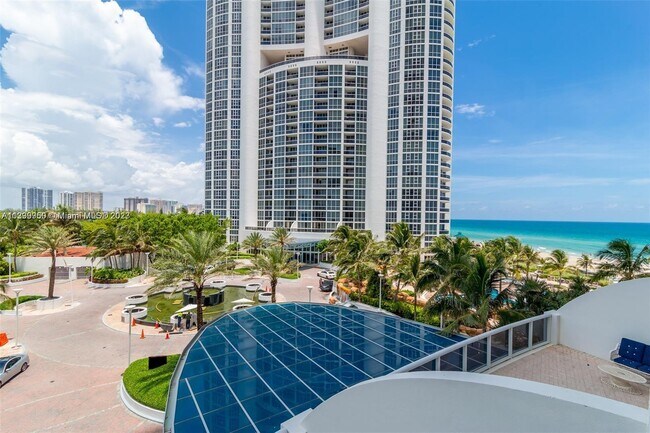 Foto del edificio - 18101 Collins Ave