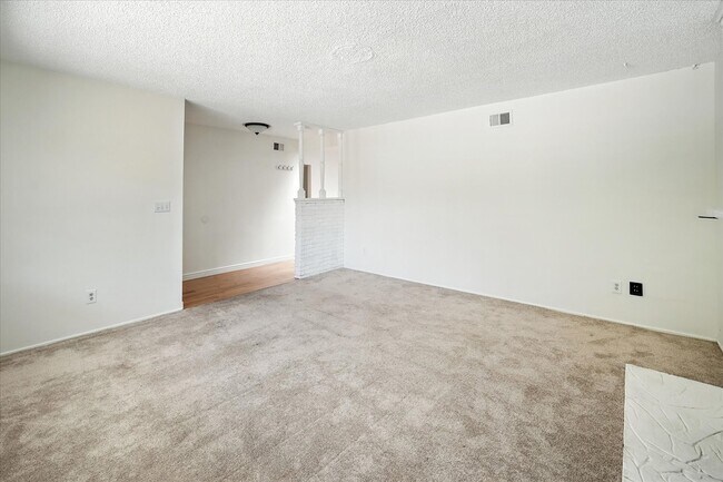 Foto del edificio - 8846 Laramie Ave