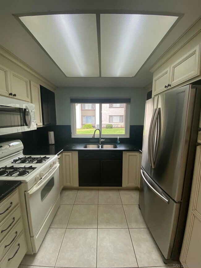 Foto del edificio - 9840 Shirley Gardens Dr