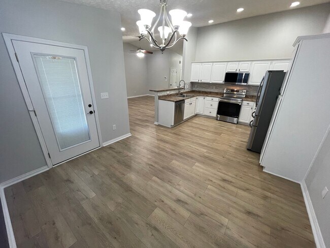 Foto del edificio - 3 Bedroom Home With Full Basement For Rent