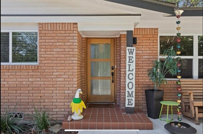 Foto del edificio - 2316 Hermanson Dr