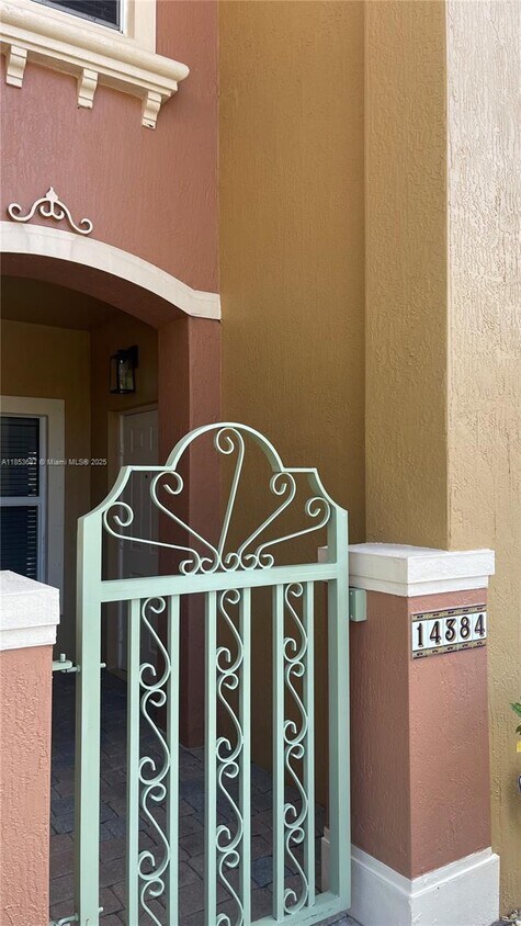 Foto principal - 14384 SW 11th St