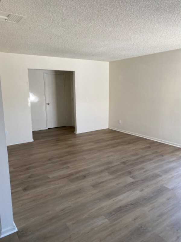 Foto del edificio - 26084 Camphorwood Ave