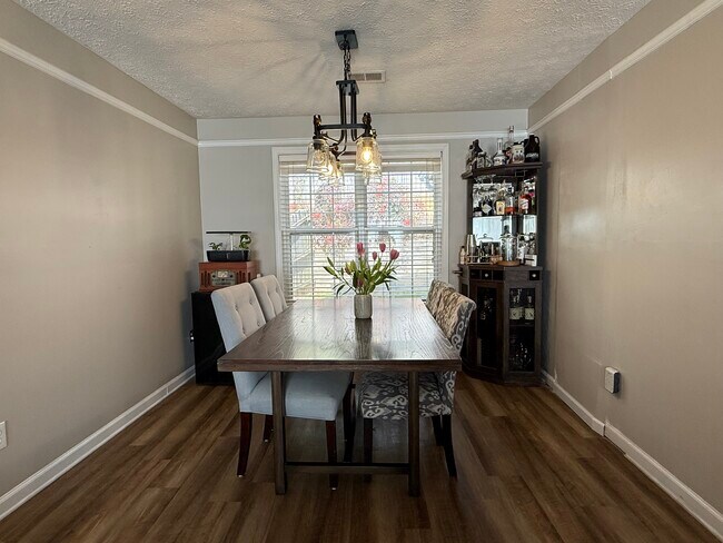 Foto del edificio - 2317 Kissing Tree Ln SE