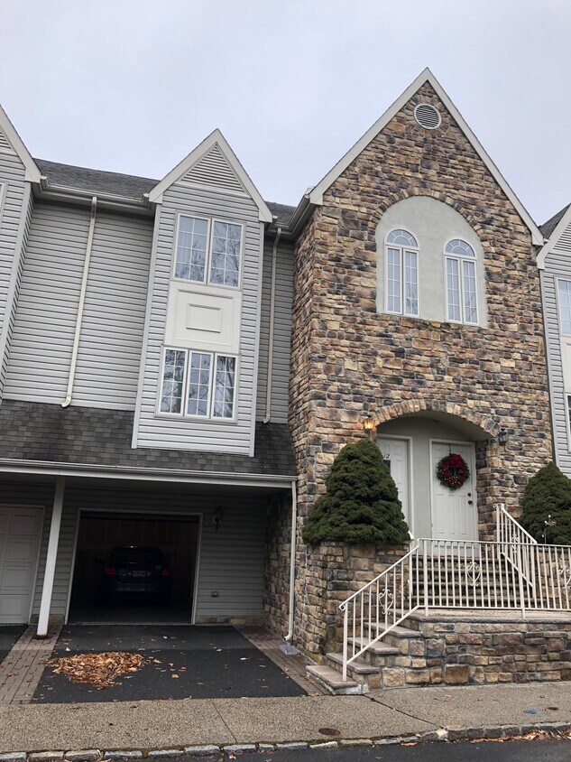 12 Daria Ln, Berkeley Heights, NJ 07922 Townhome Rentals in Berkeley Heights NJ