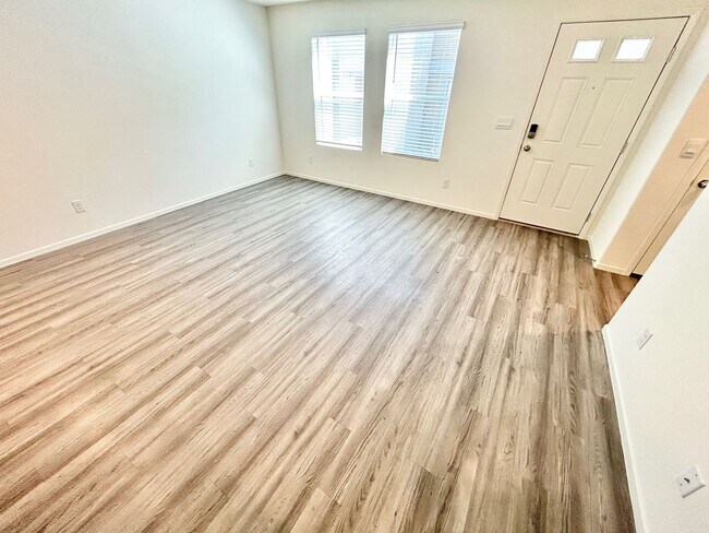 Foto del edificio - STUNNING TOWNHOME, 3 BEDROOM 2.5 BATHROOM, W/ 2-CAR GARAGE, LOCATED N A GATED COMMUNITY