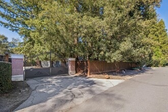 Building Photo - 142 Patricia Dr