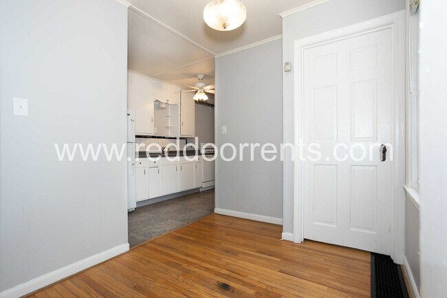 Foto del edificio - Charm and Convenience: Your Ideal Home Nea...