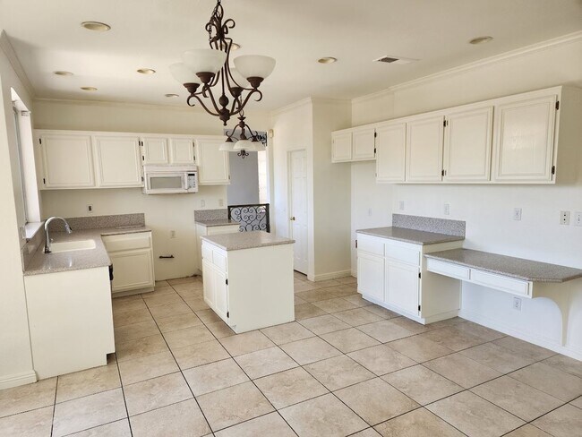 Building Photo - South Temecula 5 Bedroom Pool Home with Vi...